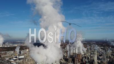 2020 - Une Vue Aérienne Au-Dessus D'une énorme Raffinerie De Pétrole Le Long Du Fleuve Mississippi En Louisiane Suggère L'industrie, L'industrie, La Pollution - Vidéo Par Drone