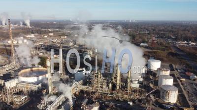2020 - Good Aerial Over A Huge Oil Refinery Along The Mississippi River In Louisiana Suggests Industry, Industrial, Pollution - Video Drone Footage
