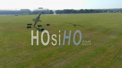 2021 - Un Avion De Chasse Affiché à L'avant Du Musée National De L'armée De L'air Des États-Unis à Dayton, Ohio - Vidéo Par Drone