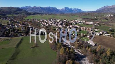  Ancelle, Village De Montagne Dans La Vallée Du Champsaur En Automne (hautes-Alpes), Vidéo Par Drone