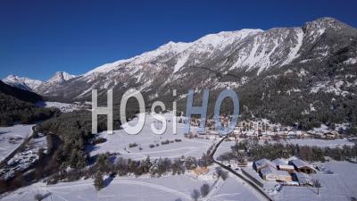  Domaine Skiable Nordique D'albert à L'entrée De La Vallée De La Clarée, Hautes-Alpes, En Hiver, Vidéo Par Drone