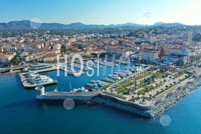 Vue Aérienne De Saint Raphaël Sur La Côte D'azur, Var, France - Photographie Aérienne