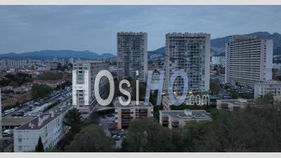 Immeubles D'appartements Dans Le Parc Sévigné, Marseille, 8ème Arrondissement, Bouches Du Rhône, France - Vidéo Par Drone