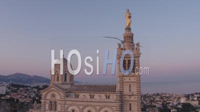 Basilique Notre-Dame-De-La-Garde Au Lever Du Soleil, Marseille, Bouches-Du-Rhône, France - Vidéo Par Drone