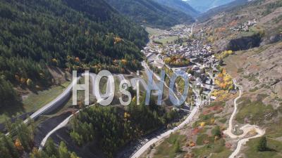 Nouvelle Route Du Pas De L'ours Remplaçant Celle Détruite Par Un Glissement De Terrain Majeur Dans Le Queyras, Hautes-Alpes, France,  Vidéo Par Drone