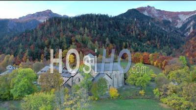Abbaye Notre-Dame-De-Boscodon, Crots, Hautes Alpes, France - Vidéo Par Drone