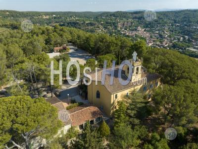 Église Notre-Dame-Des-Grâces à Cotignac Village, Provence, France - Photographie Aérienne