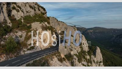 Route De Montagne Et Tunnels Dans La Montagne Vers Le Village De Greolières, Alpes Maritimes, France - Vidéo Par Drone