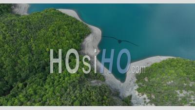 Le Lac De Serre-Ponçon à Pontis Vers Sauze-Du-Lac, Hautes-Alpes, France - Vidéo Par Drone