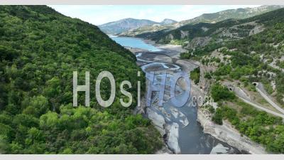Baisse Des Niveaux D'eau Dans Le Lac De Serre-Ponçon Pendant La Sécheresse De 2022, Hautes-Alpes, France - Vidéo Par Drone