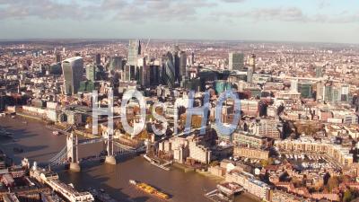 La Ville De Londres Et La Tamise. Vue D'un Hélicoptère