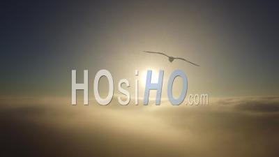 Vue Aérienne Du Lever Du Soleil Au-Dessus Des Nuages En Hiver à Moissac, France - Vidéo Drone