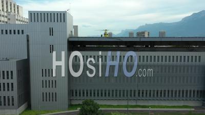 Héliport Sur Le Toit De L'hôpital De Grenoble, France, Vidéo Par Drone
