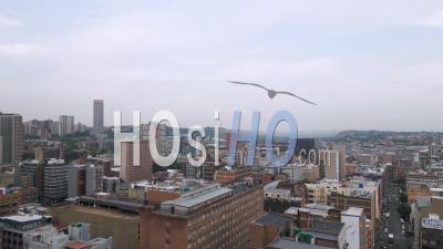 Voler Vers L'est Au-Dessus De Johannesburg Avec Des Enfants Jouant Sur Le Toit Au Crépuscule En été - Vidéo Par Drone