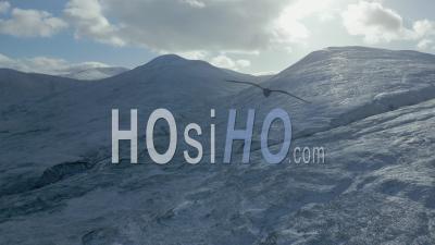 Montagnes Enneigées Pendant L'hiver Sous L'ombre Pommelée Dans Les Highlands Écossais - Vidéo Par Drone