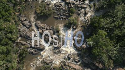 Une Rivière Et Une Cascade à Mpumalanga En Afrique Du Sud - Vidéo Aérienne Par Drone