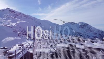 Prise De Vue Aérienne D'une Station De Ski Par Une Journée De Ciel Bleu - Vidéo Aérienne Par Drone