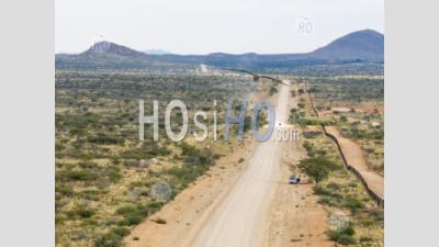 Véhicule 4x4 Sur Desert Road C24 À Proximité De Rehoboth, Namibie - Photographie Aérienne