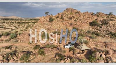 Camping Namibgrens, Camping Entre De Gros Rochers De Granit, Namibie - Vidéo Aérienne Par Drone