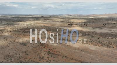 Route D1261 Dans Les Hauts Plateaux De Khomas À Proximité De Nauchas, District De Windhoek, Région De Khomas, Namibie - Vidéo Aérienne Par Drone