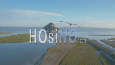 Mont Saint Michel En Grand Coup Maree Haute, Vidéo Drone