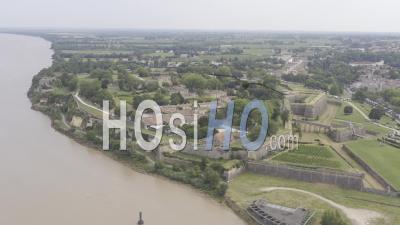 Vidéo Par Drone De La Citadelle De Blaye Et De La Garonne, En Arrière-Plan La Ville