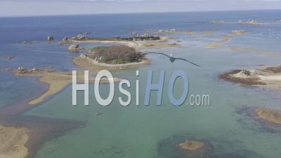 Vidéo Par Drone De Plougrescant, Carreg Iliao, L'île Pinus Et L'île Yvinec