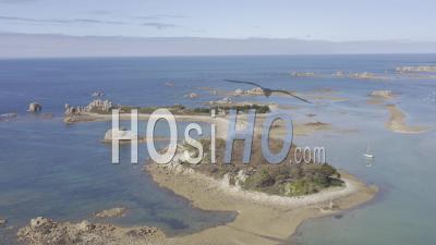 Vidéo Par Drone De Plougrescant, De L'île Pinus Et De L'île Yvinec