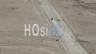 Quatre Roues Motrices 4x4 Sur La Route Du Désert C14 Vers Walvis Bay, À Proximité Du Col Kuiseb, Namibie - Vidéo Par Drone