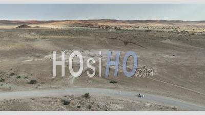 Quatre Roues Motrices 4x4 Sur La Route Du Désert C19 Vers Sossusvlei, À Proximité Du Parc Namib Naukluft, Sesriem, Namibie - Vidéo Par Drone