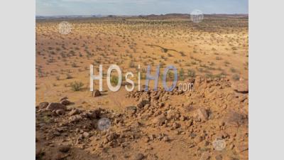 Formation De Red Rock à Proximité De La Montagne Brandberg, Vue Par Drone Depuis La Route D2612, Namibie