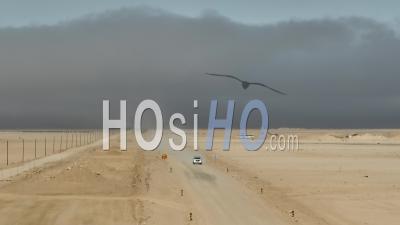 Paysage Désertique Nuageux De La Route C35 À Henties Bay, Namibie - Vidéo Par Drone