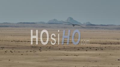 Paysage Désertique Avec Les Montagnes Spitzkoppe En Arrière-Plan, Khomas, Namibie - Vidéo Par Drone