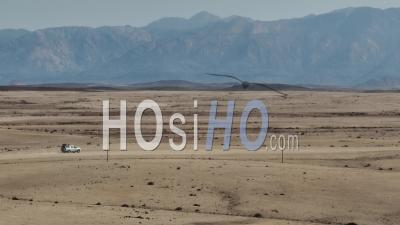 Quatre Roues Motrices Sur La Piste C35 Du Désert Autour De La Montagne Brandberg, À Proximité De La Ville D'uis, Namibie - Vidéo Par Drone