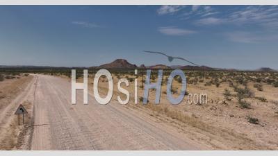 Paysage Désertique Avec Des Collines De Granite Ed Autour De La Montagne Brandberg, À Proximité De La Ville D'uis, Namibie - Vidéo Par Drone