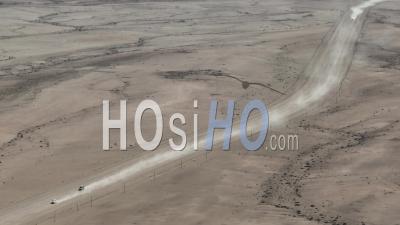 Quatre Roues Motrices Sur La Piste C35 Du Désert Autour De La Montagne Brandberg, À Proximité De La Ville D'uis, Namibie - Vidéo Par Drone