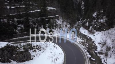 Gorges De Bicaz Et Routes De Montagne à Lacets, En Hiver - Vidéo Drone