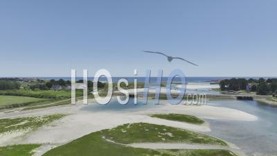 Dans Un Lagon Bleu Par Une Journée D'été Ensoleillée - Vidéo Par Drone