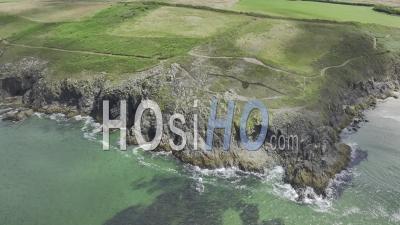 La Pointe Rocheuse De Kervel Dans La Baie De Douarnenez - Vidéo Par Drone