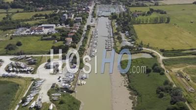 Vidéo Par Drone De Mortagne Sur Gironde, Le Chenal De Mortagne, Le Port