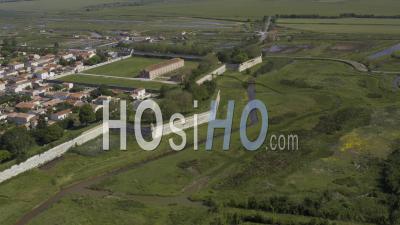 Vidéo Par Drone De La Citadelle De Brouage, Des Marais, Des Remparts, Du Village
