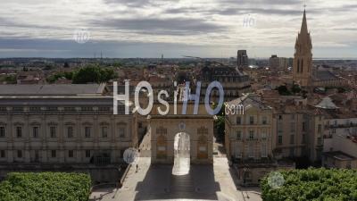 Montpellier Et Son Arc De Triomphe Lors De L'epidemie De Covid-19, France - Photo Drone
