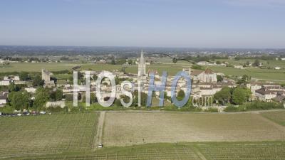 Vidéo Par Drone De Saint-Emilion, Le Village, La Tour Du Roi, Le Clocher, L'Église