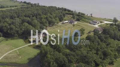 Vidéo Par Drone Du Fort Médoc, En Arrière-Plan L'estuaire De La Gironde Et Un Bateau De Croisière