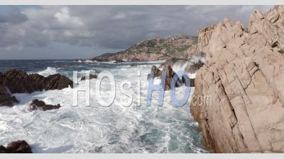 Vue Aérienne De La Mer Tempétueuse à Costa Paradiso, Sardaigne, Italie - Vidéo Par Drone