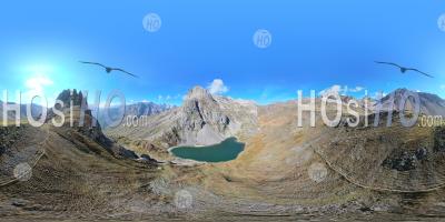 Le Grand Lac Dans La Chaîne De Montagnes Des Cerces, Photo Aérienne 360 Vr Par Drone