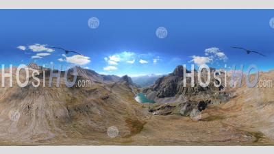 Le Grand Lac Dans La Chaîne De Montagnes Des Cerces, Photo Aérienne 360 Vr Par Drone