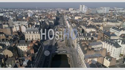 La Place De La Republique A Rennes, Bretagne, France, Pendant Le Confinement En Raison De L'epidemie De Covid-19 - Photo Par Drone