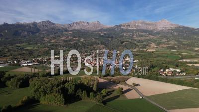 Le Village De Chorges Près Du Lac De Serre-Ponçon, Hautes-Alpes, France - Vidéo Par Drone