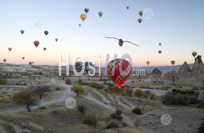 Ballons à Air Chaud Volant Dans Le Ciel De La Mystérieuse Cappadoce Turquie